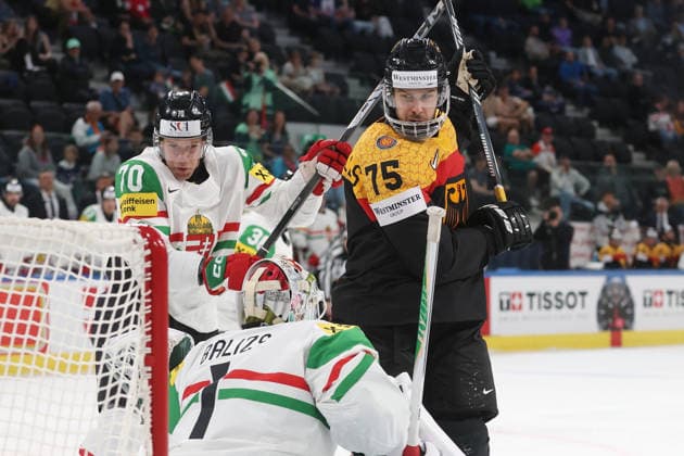 22.05.2026 Swiss Life Arena Zuerich , SCHWEIZ, Herren Eishockey IIHF World Championship, WM, Weltmeisterschaft Zurich 2026 Gruppe A GER - HUN Zsombor Garat (li,HUN) gegen Samuel Dove-McFalls (GER)