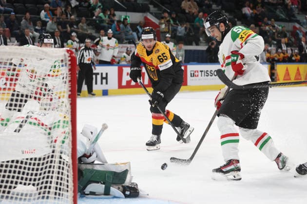 22.05.2026 Swiss Life Arena Zuerich , SCHWEIZ, Herren Eishockey IIHF World Championship, WM, Weltmeisterschaft Zurich 2026 Gruppe A GER - HUN Marc Michaelis (GER) gegen Tamas Ortenszky (HUN) vor Torwart Bence Balizs (HUN)