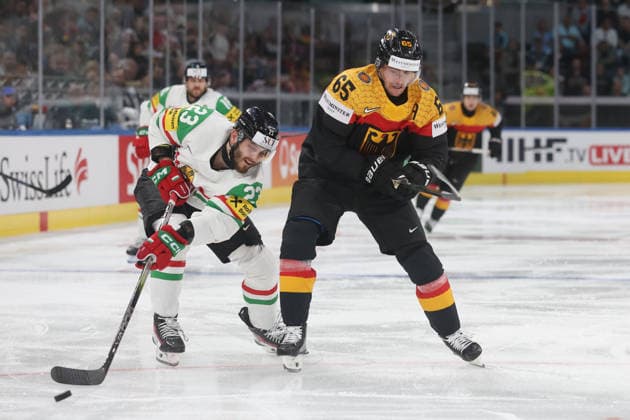 22.05.2026 Swiss Life Arena Zuerich , SCHWEIZ, Herren Eishockey IIHF World Championship, WM, Weltmeisterschaft Zurich 2026 Gruppe A GER - HUN Zeteny Hadobas (li,HUN) gegen Marc Michaelis (GER)