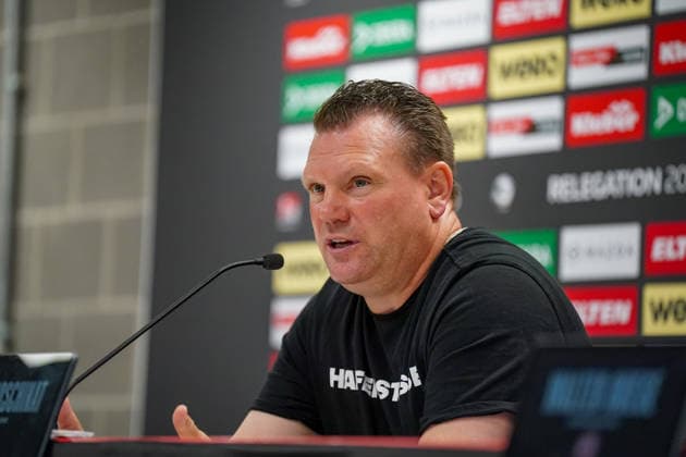 Deutschland: Fussball 2. Bundesliga Relegation 2025 - 2026 - Rot Weiss Essen vs SpVgg Greuther-Fürth - Stadion an der Hafenstraße (Essen): Uwe Koschinat (Trainer, Rot-Weiss Essen) Pressekonferenz, Medien, Mimik, Gesichtsausdruck, Emotion Copyright: xJOERANxSTEINSIEKx