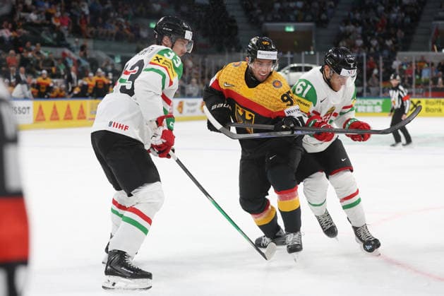 22.05.2026 Swiss Life Arena Zuerich , SCHWEIZ, Herren Eishockey IIHF World Championship, WM, Weltmeisterschaft Zurich 2026 Gruppe A GER - HUN Frederik Tiffels (mitte,GER) gegen Milan Horvath (li) und Peter Vincze (HUN)