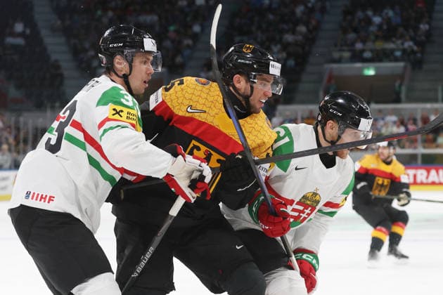 22.05.2026 Swiss Life Arena Zuerich , SCHWEIZ, Herren Eishockey IIHF World Championship, WM, Weltmeisterschaft Zurich 2026 Gruppe A GER - HUN Frederik Tiffels (mitte,GER) gegen Milan Horvath (li) und Peter Vincze (HUN)