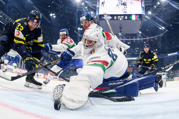 260522 Jakob Silfverberg of Sweden and goaltender Damian Clara of Italy during the 2026 IIHF Ice hockey, Eishockey World Championship, WM, Weltmeisterschaft match between Sweden and Italy on May 22, 2026 in Fribourg. Photo: Jesper Zerman BILDBYRAN kod JZ JZ0726 ishockey ice hockey ishockey-vm 2026 vm 2026 iihf world championship sverige sweden italien italy bbeng Copyright: JESPERxZERMAN BB260522JZ150