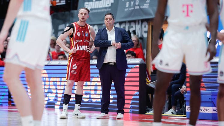 Im Bild: v.li. Lukas Herzog (Wuerzburg Baskets, 1) und Head-Coach Sasa Filipovski (Wuerzburg Baskets) schauen dem Spielgeschehen zu 22.05.2026, Basketball, Fitness First Wuerzburg Baskets vs. Telekom Baskets Bonn, easyCredit BBL Playoffs, 3. Viertelfinale, Deutschland, 97072, tectake-Arena Wuerzburg, Copyright: HMBxMedia xJulienxBecker