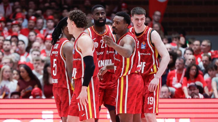 Im Bild: v.li. Marcus Carr(Wuerzburg Baskets, 5), Brae Ivey (Wuerzburg Baskets, 11), Eddy Edigin (Wuerzburg Baskets, 27), Johnathan Stove (Wuerzburg Baskets, 22) und Christian Skladanowski (Wuerzburg Baskets, 19) besprechen sich 22.05.2026, Basketball, Fitness First Wuerzburg Baskets vs. Telekom Baskets Bonn, easyCredit BBL Playoffs, 3. Viertelfinale, Deutschland, 97072, tectake-Arena Wuerzburg, Copyright: HMBxMedia xJulienxBecker