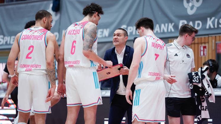 Im Bild: Head-Coach Marko Stanovic (Telekom Baskets Bonn) mit Ansagen waehrend einer Auszeit 22.05.2026, Basketball, Fitness First Wuerzburg Baskets vs. Telekom Baskets Bonn, easyCredit BBL Playoffs, 3. Viertelfinale, Deutschland, 97072, tectake-Arena Wuerzburg, Copyright: HMBxMedia xJulienxBecker
