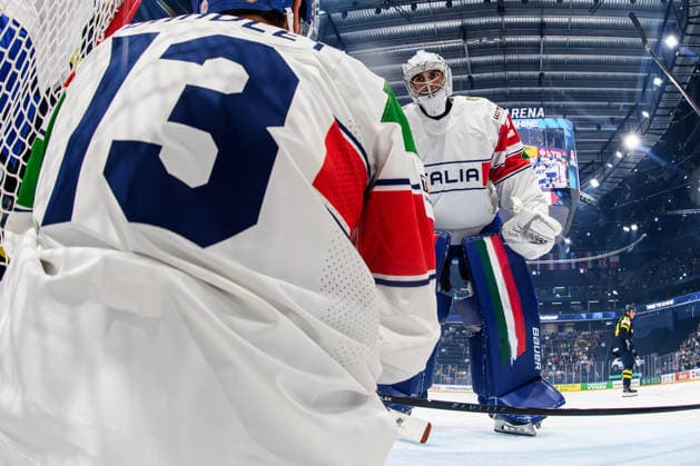 260522 goaltender Damian Clara of Italy looks dejected during the 2026 IIHF Ice hockey, Eishockey World Championship, WM, Weltmeisterschaft match between Sweden and Italy on May 22, 2026 in Fribourg. Photo: Jesper Zerman BILDBYRAN kod JZ JZ0726 ishockey ice hockey ishockey-vm 2026 vm 2026 iihf world championship sverige sweden italien italy bbeng depp Copyright: JESPERxZERMAN BB260522JZ152