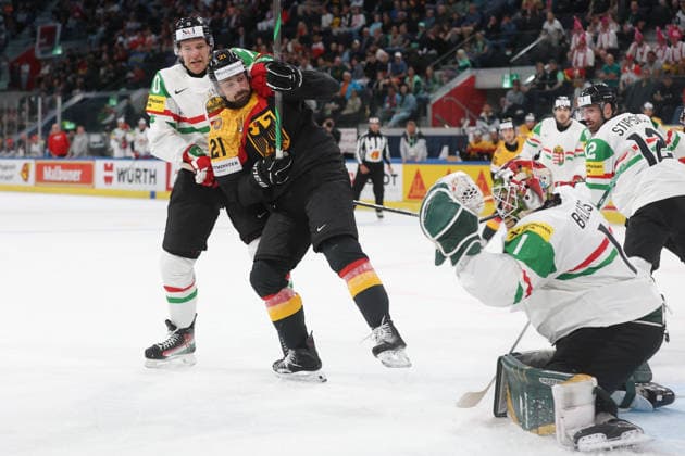 22.05.2026 Swiss Life Arena Zuerich , SCHWEIZ, Herren Eishockey IIHF World Championship, WM, Weltmeisterschaft Zurich 2026 Gruppe A GER - HUN Zsombor Garat (li,HUN) gegen Nicolas Krammer (GER) vor Torwart Bence Balzs (HUN)