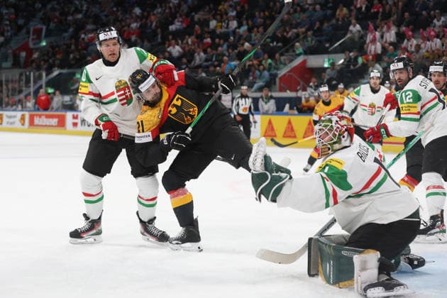 22.05.2026 Swiss Life Arena Zuerich , SCHWEIZ, Herren Eishockey IIHF World Championship, WM, Weltmeisterschaft Zurich 2026 Gruppe A GER - HUN Zsombor Garat (li,HUN) gegen Nicolas Krammer (GER) vor Torwart Bence Balzs (HUN) *** 22 05 2026 Swiss Life Arena Zuerich , SWITZERLAND, Mens Ice Hockey IIHF World Championship Zurich 2026 Group A GER HUN Zsombor Garat li,HUN against Nicolas Krammer GER in front of goalie Bence Balzs HUN 