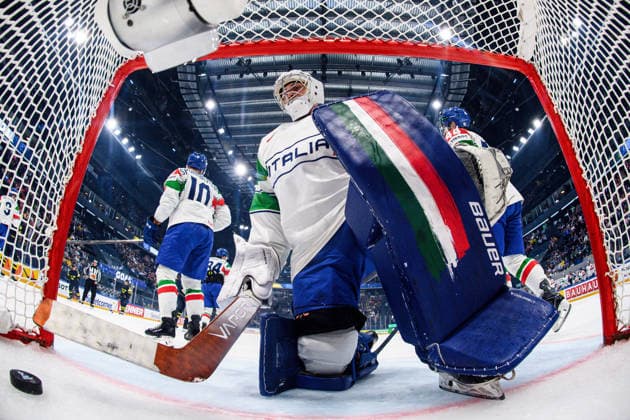 260522 goaltender Damian Clara of Italy looks dejected after conceding a goal during the 2026 IIHF Ice hockey, Eishockey World Championship, WM, Weltmeisterschaft match between Sweden and Italy on May 22, 2026 in Fribourg. Photo: Jesper Zerman BILDBYRAN kod JZ JZ0726 ishockey ice hockey ishockey-vm 2026 vm 2026 iihf world championship sverige sweden italien italy bbeng depp Copyright: JESPERxZERMAN BB260522JZ154