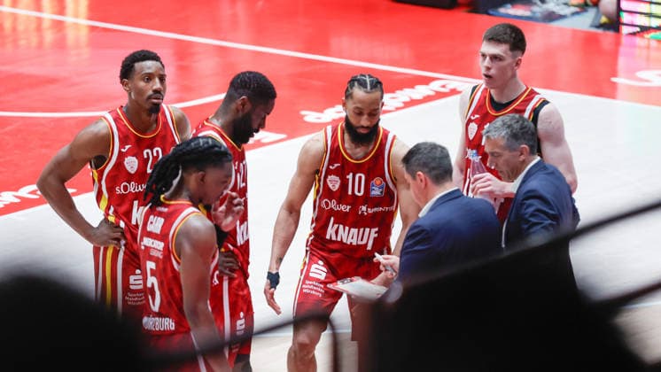 Im Bild: Auszeitbesprechung bei den Wuerzburg Baskets 22.05.2026, Basketball, Fitness First Wuerzburg Baskets vs. Telekom Baskets Bonn, easyCredit BBL Playoffs, 3. Viertelfinale, Deutschland, 97072, tectake-Arena Wuerzburg, Copyright: HMBxMedia xJulienxBecker