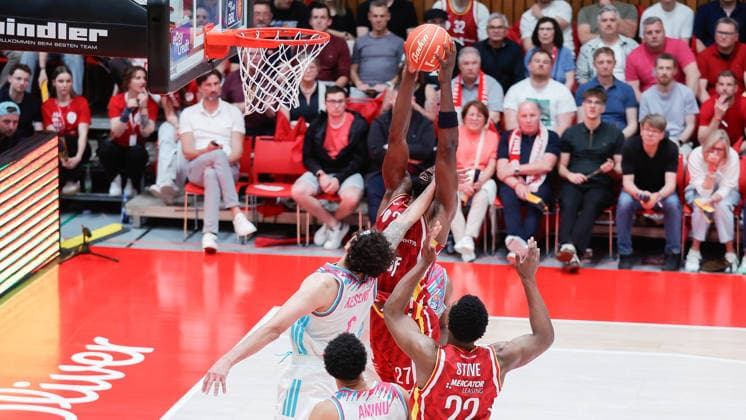 Im Bild: v.li. Michael Kessens (Telekom Baskets Bonn, 6) gegen den Offensiv-Rebound von Eddy Edigin (Wuerzburg Baskets, 27) 22.05.2026, Basketball, Fitness First Wuerzburg Baskets vs. Telekom Baskets Bonn, easyCredit BBL Playoffs, 3. Viertelfinale, Deutschland, 97072, tectake-Arena Wuerzburg, Copyright: HMBxMedia xJulienxBecker