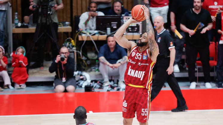 Im Bild: David Muenkat (Wuerzburg Baskets, 55) mit dem Dreier 22.05.2026, Basketball, Fitness First Wuerzburg Baskets vs. Telekom Baskets Bonn, easyCredit BBL Playoffs, 3. Viertelfinale, Deutschland, 97072, tectake-Arena Wuerzburg, Copyright: HMBxMedia xJulienxBecker