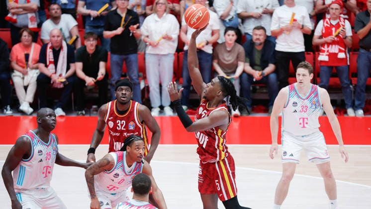 Im Bild: Marcus Carr(Wuerzburg Baskets, 5) mit dem Korbleger. 22.05.2026, Basketball, Fitness First Wuerzburg Baskets vs. Telekom Baskets Bonn, easyCredit BBL Playoffs, 3. Viertelfinale, Deutschland, 97072, tectake-Arena Wuerzburg, Copyright: HMBxMedia xJulienxBecker