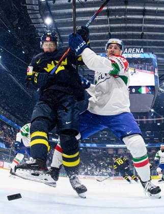 260522 Jacob Larsson of Sweden and Peter Spornberger of Italy during the 2026 IIHF Ice hockey, Eishockey World Championship, WM, Weltmeisterschaft match between Sweden and Italy on May 22, 2026 in Fribourg. Photo: Jesper Zerman BILDBYRAN kod JZ JZ0726 ishockey ice hockey ishockey-vm 2026 vm 2026 iihf world championship sverige sweden italien italy bbeng Copyright: JESPERxZERMAN BB260522JZ155