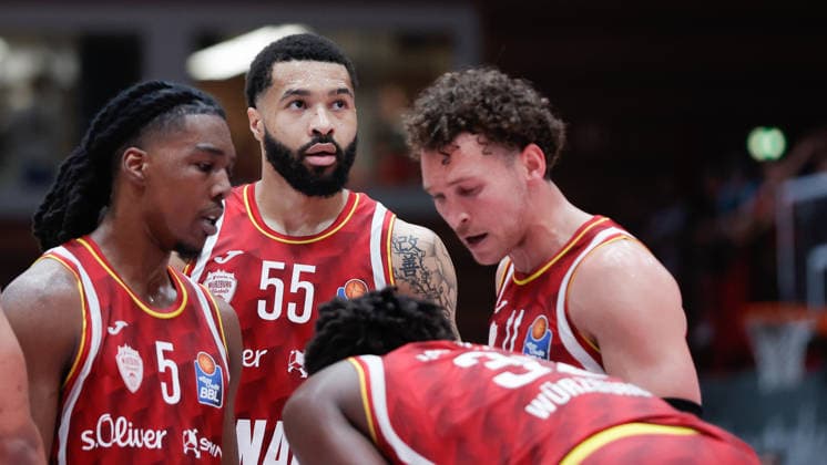 Im Bild: David Muenkat (Wuerzburg Baskets, 55) blickt skeptisch waehrend einer Besprechung mit seinen Teamspielern auf die Anzeigetafel 22.05.2026, Basketball, Fitness First Wuerzburg Baskets vs. Telekom Baskets Bonn, easyCredit BBL Playoffs, 3. Viertelfinale, Deutschland, 97072, tectake-Arena Wuerzburg, Copyright: HMBxMedia xJulienxBecker