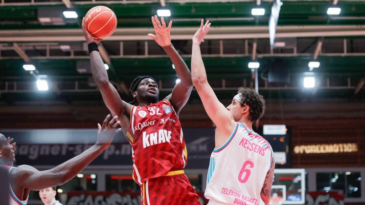 Im Bild: v.li. Charles Thompson (Wuerzburg Baskets, 32) am Ball gegen Michael Kessens (Telekom Baskets Bonn, 6) 22.05.2026, Basketball, Fitness First Wuerzburg Baskets vs. Telekom Baskets Bonn, easyCredit BBL Playoffs, 3. Viertelfinale, Deutschland, 97072, tectake-Arena Wuerzburg, Copyright: HMBxMedia xJulienxBecker