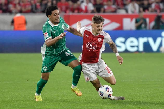 v. li. im Zweikampf Sayf Ltaief (Fuerth 47) Jannik Hofmann (Essen 37) 22.05.2026 ¢ Fussball ¢ Rot-Weiss Essen vs SpVgg Greuther Fuerth ¢ Relegation, Stadion Essen, Essen, DFB DFL REGULATIONS PROHIBIT ANY USE OF PHOTOGRAPHS AS IMAGE SEQUENCES AND OR QUASI-VIDEO