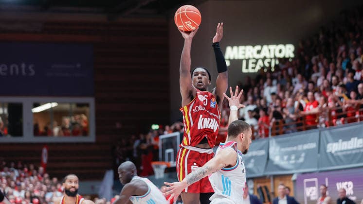 Im Bild: v.li. Marcus Carr(Wuerzburg Baskets, 5) mit der Möglichkeit zur Fuehrung (3er), aber er vergibt den Wurf in letzter Sekunde. 22.05.2026, Basketball, Fitness First Wuerzburg Baskets vs. Telekom Baskets Bonn, easyCredit BBL Playoffs, 3. Viertelfinale, Deutschland, 97072, tectake-Arena Wuerzburg, Copyright: HMBxMedia xJulienxBecker