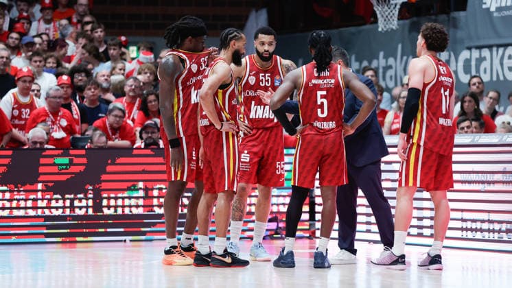 Im Bild: Auszeitbesprechung fuer die letzten Spielzuege bei den Wuerzburg Baskets. 22.05.2026, Basketball, Fitness First Wuerzburg Baskets vs. Telekom Baskets Bonn, easyCredit BBL Playoffs, 3. Viertelfinale, Deutschland, 97072, tectake-Arena Wuerzburg, Copyright: HMBxMedia xJulienxBecker