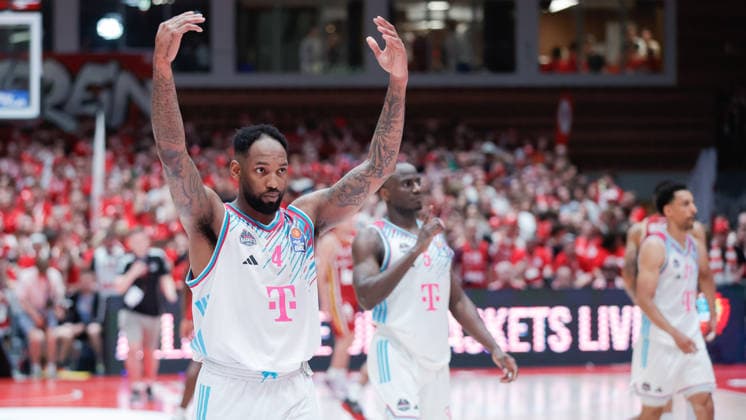 Im Bild: Jeff Garrett Jr. (Telekom Baskets Bonn, 4) stimmt seine Fans nach dem Sieg an. 22.05.2026, Basketball, Fitness First Wuerzburg Baskets vs. Telekom Baskets Bonn, easyCredit BBL Playoffs, 3. Viertelfinale, Deutschland, 97072, tectake-Arena Wuerzburg, Copyright: HMBxMedia xJulienxBecker