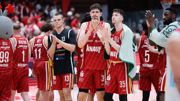 Im Bild: Die Spieler der Wuerzburg Baskets bedanken sich nach Spielende beim Publikum 22.05.2026, Basketball, Fitness First Wuerzburg Baskets vs. Telekom Baskets Bonn, easyCredit BBL Playoffs, 3. Viertelfinale, Deutschland, 97072, tectake-Arena Wuerzburg, Copyright: HMBxMedia xJulienxBecker