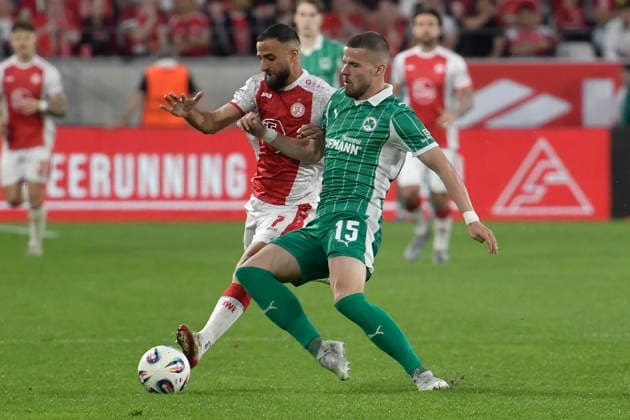 v. li. im Zweikampf Ramien Safi (Essen 7) Jan Elvedi (Fuerth 15) 22.05.2026 ¢ Fussball ¢ Rot-Weiss Essen vs SpVgg Greuther Fuerth ¢ Relegation, Stadion Essen, Essen, DFB DFL REGULATIONS PROHIBIT ANY USE OF PHOTOGRAPHS AS IMAGE SEQUENCES AND OR QUASI-VIDEO