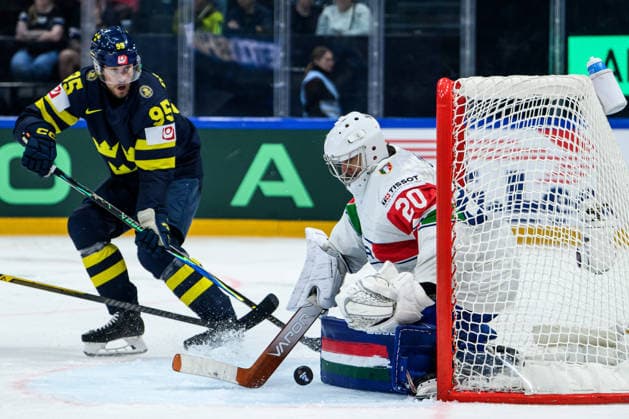 260522 Jacob De La Rose of Sweden and goaltender Damian Clara of Italy during the 2026 IIHF Ice hockey, Eishockey World Championship, WM, Weltmeisterschaft match between Sweden and Italy on May 22, 2026 in Fribourg. Photo: Jesper Zerman BILDBYRAN kod JZ JZ0726 ishockey ice hockey ishockey-vm 2026 vm 2026 iihf world championship sverige sweden italien italy bbeng Copyright: JESPERxZERMAN BB260522JZ156