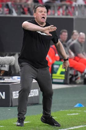 Uwe Koschinat (Essen) Gestik Geste gestikuliert 22.05.2026 ¢ Fussball ¢ Rot-Weiss Essen vs SpVgg Greuther Fuerth ¢ Relegation, Stadion Essen, Essen, DFB DFL REGULATIONS PROHIBIT ANY USE OF PHOTOGRAPHS AS IMAGE SEQUENCES AND OR QUASI-VIDEO