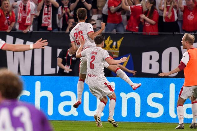 Torben Müsel Muesel (Essen 26) jubelt nach dem Tor zum 1:0 mit Michael Kostka (Essen 2) 22.05.2026 ¢ Fussball ¢ Rot-Weiss Essen vs SpVgg Greuther Fuerth ¢ Relegation, Stadion Essen, Essen, DFB DFL REGULATIONS PROHIBIT ANY USE OF PHOTOGRAPHS AS IMAGE SEQUENCES AND OR QUASI-VIDEO