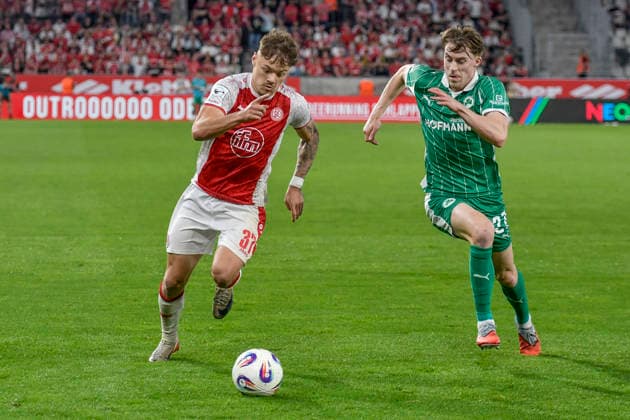 v. li. im Zweikampf Jannik Hofmann (Essen 37) Luca Itter (Fuerth 27) 22.05.2026 ¢ Fussball ¢ Rot-Weiss Essen vs SpVgg Greuther Fuerth ¢ Relegation, Stadion Essen, Essen, DFB DFL REGULATIONS PROHIBIT ANY USE OF PHOTOGRAPHS AS IMAGE SEQUENCES AND OR QUASI-VIDEO