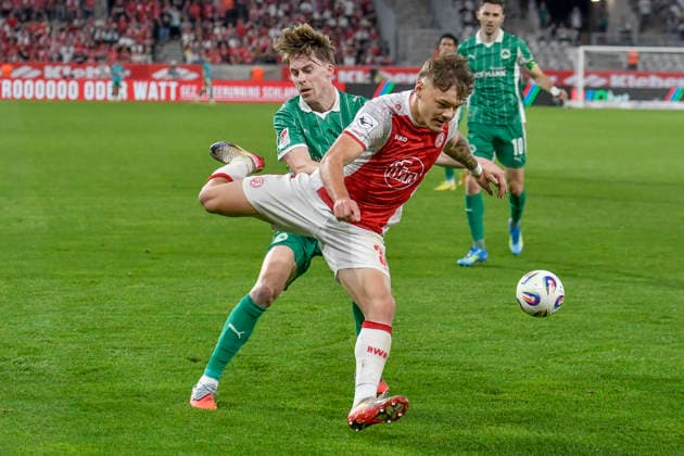 v. li. im Zweikampf Luca Itter (Fuerth 27) Jannik Hofmann (Essen 37) 22.05.2026 ¢ Fussball ¢ Rot-Weiss Essen vs SpVgg Greuther Fuerth ¢ Relegation, Stadion Essen, Essen, DFB DFL REGULATIONS PROHIBIT ANY USE OF PHOTOGRAPHS AS IMAGE SEQUENCES AND OR QUASI-VIDEO