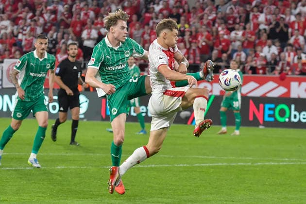v. li. im Zweikampf Luca Itter (Fuerth 27) Jannik Hofmann (Essen 37) 22.05.2026 ¢ Fussball ¢ Rot-Weiss Essen vs SpVgg Greuther Fuerth ¢ Relegation, Stadion Essen, Essen, DFB DFL REGULATIONS PROHIBIT ANY USE OF PHOTOGRAPHS AS IMAGE SEQUENCES AND OR QUASI-VIDEO