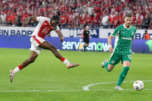 Dickson Abiama (Essen 11) schiesst auf das Tor 22.05.2026 ¢ Fussball ¢ Rot-Weiss Essen vs SpVgg Greuther Fuerth ¢ Relegation, Stadion Essen, Essen, DFB DFL REGULATIONS PROHIBIT ANY USE OF PHOTOGRAPHS AS IMAGE SEQUENCES AND OR QUASI-VIDEO