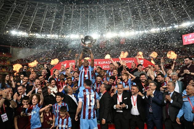 Trabzonspor v TUMOSAN Konyaspor - Turkish Cup Final ANTALYA, TURKIYE - MAY 22: Players of Trabzonspor celebrate victory with trophy after Turkish Cup final match between Trabzonspor and TUMOSAN Konyaspor at Corendon Airlines Park Antalya Stadium in Antalya, Turkiye on May 22, 2026. Hakan Nural Anadolu Antalya Turkey. Editorial use only. Please get in touch for any other usage.  Copyright: x2026xAnadoluxHakanxNuralx