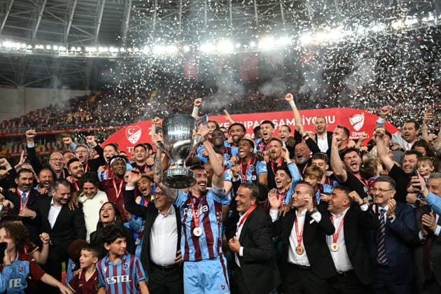 Trabzonspor v TUMOSAN Konyaspor - Turkish Cup Final ANTALYA, TURKIYE - MAY 22: Players of Trabzonspor celebrate victory with trophy after Turkish Cup final match between Trabzonspor and TUMOSAN Konyaspor at Corendon Airlines Park Antalya Stadium in Antalya, Turkiye on May 22, 2026. Hakan Nural Anadolu Antalya Turkey. Editorial use only. Please get in touch for any other usage.  Copyright: x2026xAnadoluxHakanxNuralx