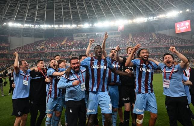 Trabzonspor v TUMOSAN Konyaspor - Turkish Cup Final ANTALYA, TURKIYE - MAY 22: Players of Trabzonspor celebrate victory with trophy after Turkish Cup final match between Trabzonspor and TUMOSAN Konyaspor at Corendon Airlines Park Antalya Stadium in Antalya, Turkiye on May 22, 2026. Hakan Nural Anadolu Antalya Turkey. Editorial use only. Please get in touch for any other usage.  Copyright: x2026xAnadoluxHakanxNuralx