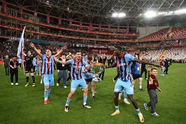 Trabzonspor v TUMOSAN Konyaspor - Turkish Cup Final ANTALYA, TURKIYE - MAY 22: Players of Trabzonspor celebrate victory with trophy after Turkish Cup final match between Trabzonspor and TUMOSAN Konyaspor at Corendon Airlines Park Antalya Stadium in Antalya, Turkiye on May 22, 2026. Hakan Nural Anadolu Antalya Turkey. Editorial use only. Please get in touch for any other usage.  Copyright: x2026xAnadoluxHakanxNuralx