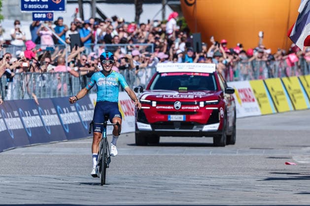 IPA84981784 - Alberto Bettiol of Italy (XDS Astana Team) celebrates at finish line as stage winner during the 109th Giro d Italia 2026, Stage 13 a 189km stage from Alessandria to Verbania UCIWT on May 22, 2026 in Verbania, Italy  Copyright: xFabrizioxCarabelli IPAxSportx xx 84981784