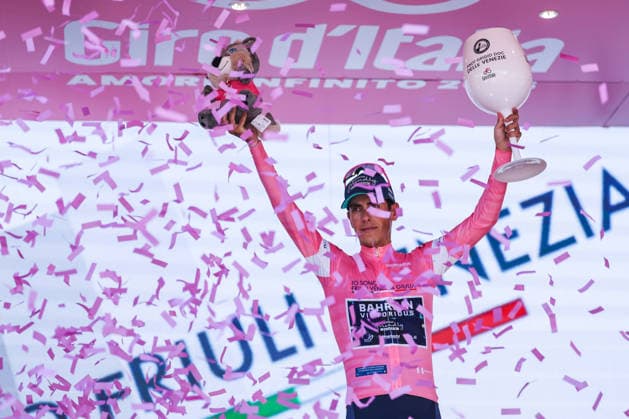 109th Giro d Italia 2026 - Stage 13 a 189km stage from Alessandria to Verbania - 22 05 2026 Afonso Oliveira Eulalio of Portugal (Bahrain Victorious) celebrates at podium as Pink Leader Jersey winner during the 109th Giro d Italia 2026, Stage 13 a 189km stage from Alessandria to Verbania UCIWT on May 22, 2026 in Verbania, Italy Copyright: xBEAUTIFULxSPORTS Carabellix