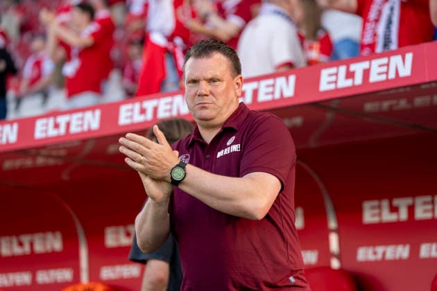 Uwe Koschinat (Rot-Weiss Essen, Trainer, Coach) Rot Weiss Essen - SpVgg Greuther Fürth, Fussball, Relegation zur 2. Bundesliga, Stadion an der Hafenstraße, Essen DFL regulations prohibit any use of photographs as image sequences and or quasi-video. Copyright: HMBxMedia xMarcoxBader