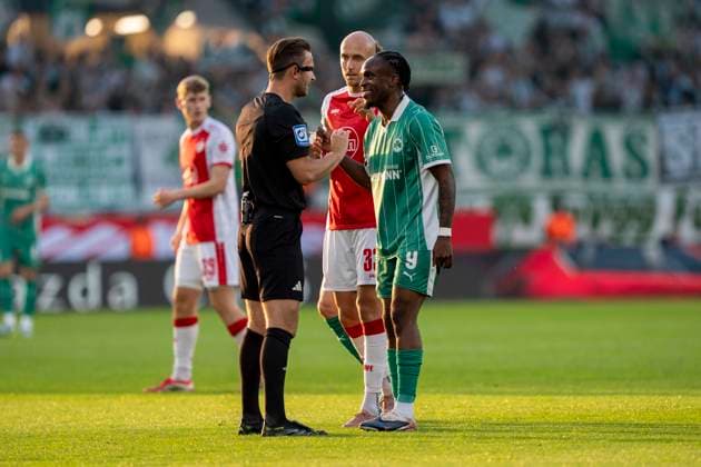 Daniel Schlager (Schiedsrichter) ermahnt Noel Futkeu (SpVgg Greuther Fuerth, 9). Rot Weiss Essen - SpVgg Greuther Fürth, Fussball, Relegation zur 2. Bundesliga, Stadion an der Hafenstraße, Essen DFL regulations prohibit any use of photographs as image sequences and or quasi-video. Copyright: HMBxMedia xMarcoxBader