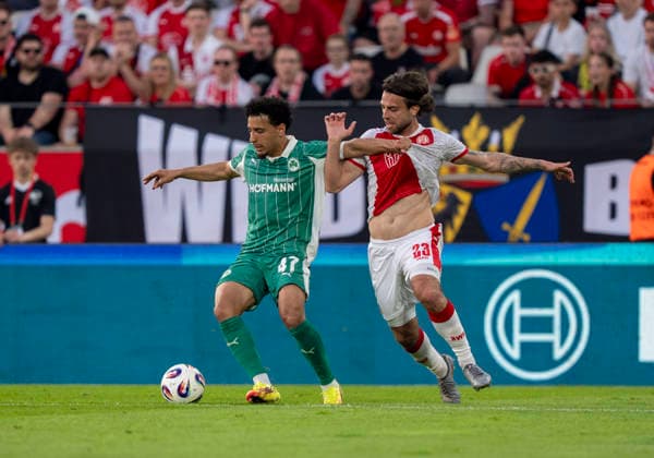Zweikampf zwischen: duel between:: Sayfallah Ltaief (SpVgg Greuther Fuerth, 47) und Jose Enrique Rios Alonso (Rot-Weiss Essen, 23) Rot Weiss Essen - SpVgg Greuther Fürth, Fussball, Relegation zur 2. Bundesliga, Stadion an der Hafenstraße, Essen DFL regulations prohibit any use of photographs as image sequences and or quasi-video. Copyright: HMBxMedia xMarcoxBader