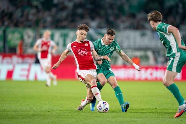 Zweikampf zwischen: duel between: Jannik Hofmann (Rot-Weiss Essen, 37) und Branimir Hrgota (SpVgg Greuther Fuerth, 10) Rot Weiss Essen - SpVgg Greuther Fürth, Fussball, Relegation zur 2. Bundesliga, Stadion an der Hafenstraße, Essen DFL regulations prohibit any use of photographs as image sequences and or quasi-video. Copyright: HMBxMedia xMarcoxBader