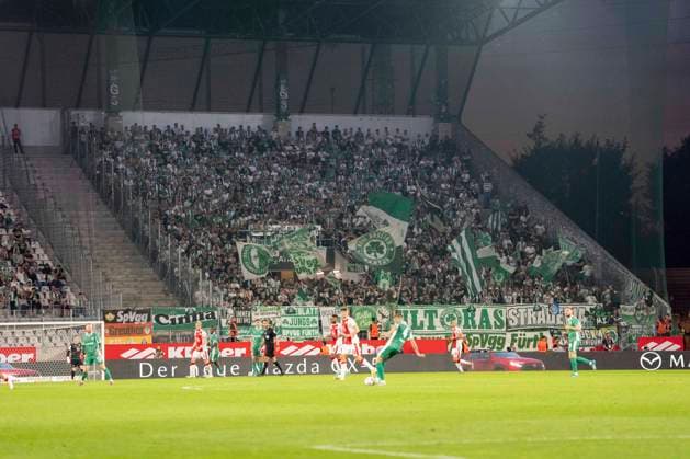 Gästeblock. Fans von SpVgg Greuther Fürth Rot Weiss Essen - SpVgg Greuther Fürth, Fussball, Relegation zur 2. Bundesliga, Stadion an der Hafenstraße, Essen DFL regulations prohibit any use of photographs as image sequences and or quasi-video. Copyright: HMBxMedia xMarcoxBader
