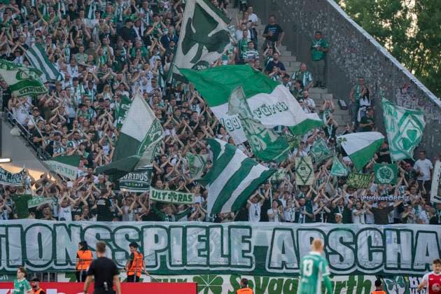 Gästeblock. Fans von SpVgg Greuther Fürth Rot Weiss Essen - SpVgg Greuther Fürth, Fussball, Relegation zur 2. Bundesliga, Stadion an der Hafenstraße, Essen DFL regulations prohibit any use of photographs as image sequences and or quasi-video. Copyright: HMBxMedia xMarcoxBader