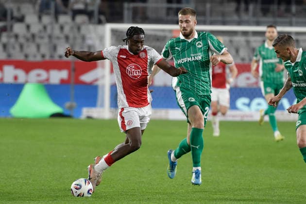 v. li. im Zweikampf Dickson Abiama (Essen 11) Doni Arifi (Fuerth 28) 22.05.2026 ¢ Fussball ¢ Rot-Weiss Essen vs SpVgg Greuther Fuerth ¢ Relegation, Stadion Essen, Essen, DFB DFL REGULATIONS PROHIBIT ANY USE OF PHOTOGRAPHS AS IMAGE SEQUENCES AND OR QUASI-VIDEO