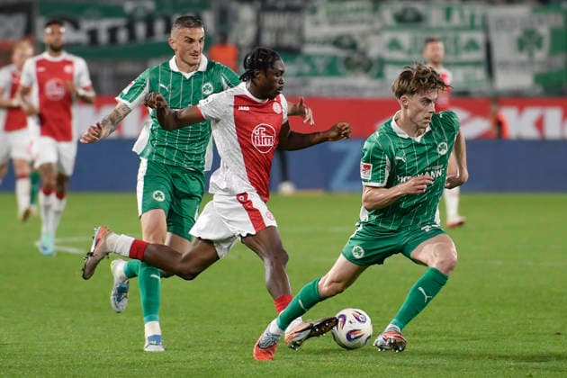 v. li. im Zweikampf Philipp Ziereis (Fuerth 4) Dickson Abiama (Essen 11) Luca Itter (Fuerth 27) 22.05.2026 ¢ Fussball ¢ Rot-Weiss Essen vs SpVgg Greuther Fuerth ¢ Relegation, Stadion Essen, Essen, DFB DFL REGULATIONS PROHIBIT ANY USE OF PHOTOGRAPHS AS IMAGE SEQUENCES AND OR QUASI-VIDEO