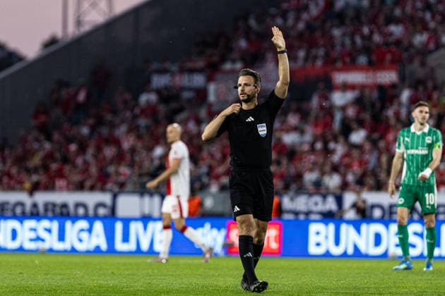 2.Bundesliga, Relegation: Rot-Weiss Essen - SpVgg Greuther Fürth; 22.05.2026 Daniel Schlager (Schiedsrichter, Gernsbach) 2.Bundesliga, Relegation: Rot-Weiss Essen - SpVgg Greuther Fürth; Stadion an der Hafenstraße, Essen; 22.05.2026 DFL DFB regulations prohibit any use of photographs as image sequences and or quasi video. Copyright: xBEAUTIFULxSPORTS Buriakovx
