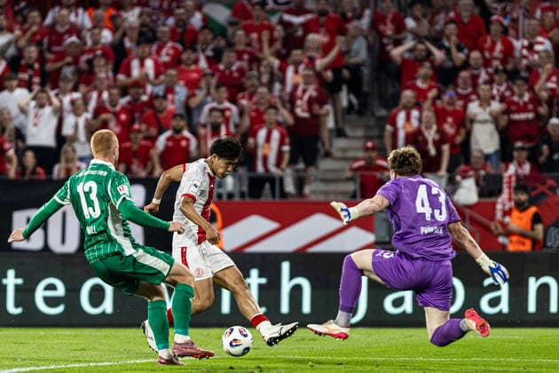 2.Bundesliga, Relegation: Rot-Weiss Essen - SpVgg Greuther Fürth; 22.05.2026 Paul Will (SpVgg Greuther Fürth, 13), Kaito Mizuta (Rot-Weiss Essen, 24), Silas Prüfrock (SpVgg Greuther Fürth, 43) 2.Bundesliga, Relegation: Rot-Weiss Essen - SpVgg Greuther Fürth; Stadion an der Hafenstraße, Essen; 22.05.2026 DFL DFB regulations prohibit any use of photographs as image sequences and or quasi video. Copyright: xBEAUTIFULxSPORTS Buriakovx